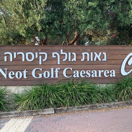 Mina'S Suites - קיסריה Bagian luar foto