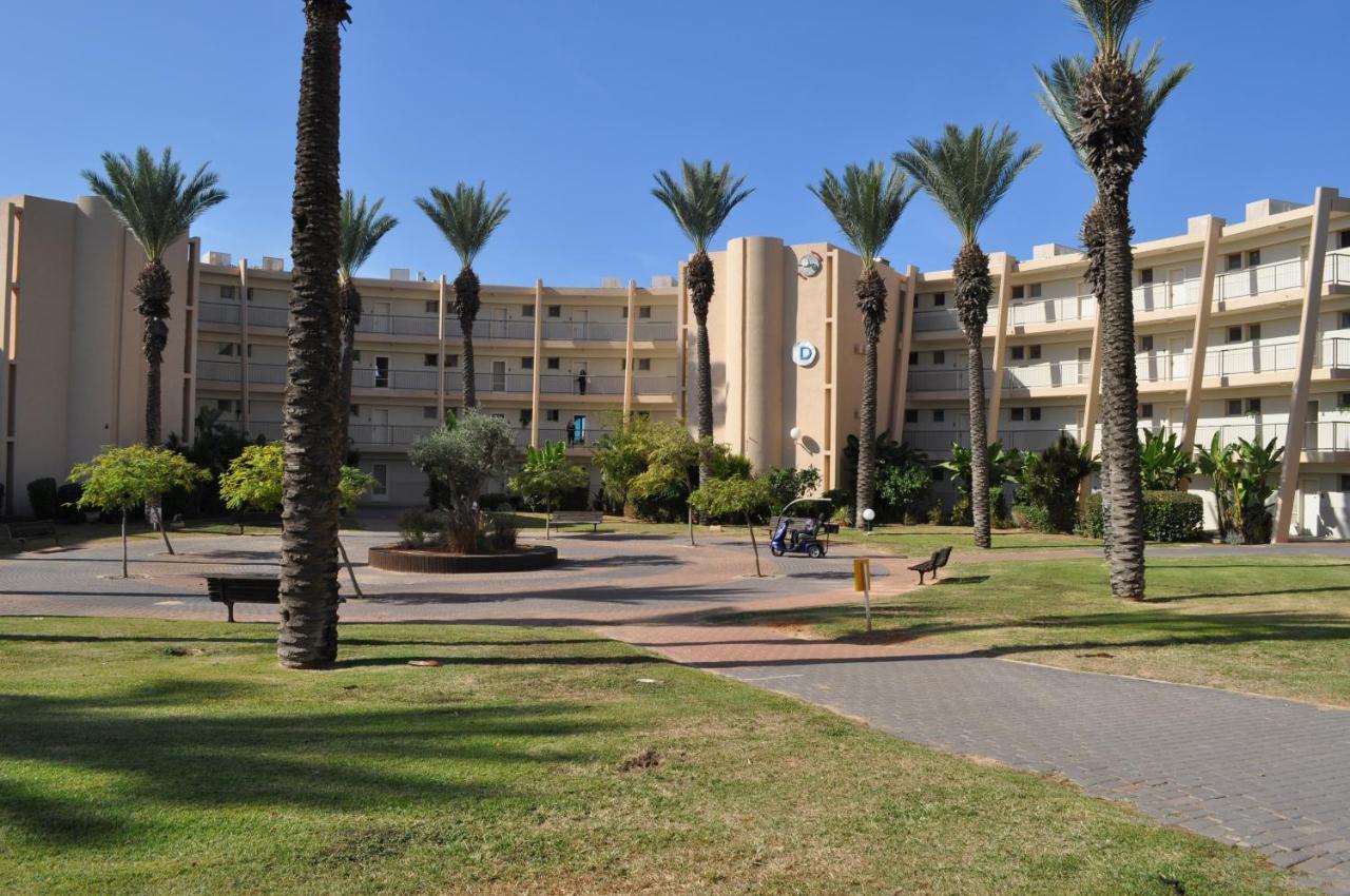 Mina'S Suites - קיסריה Bagian luar foto