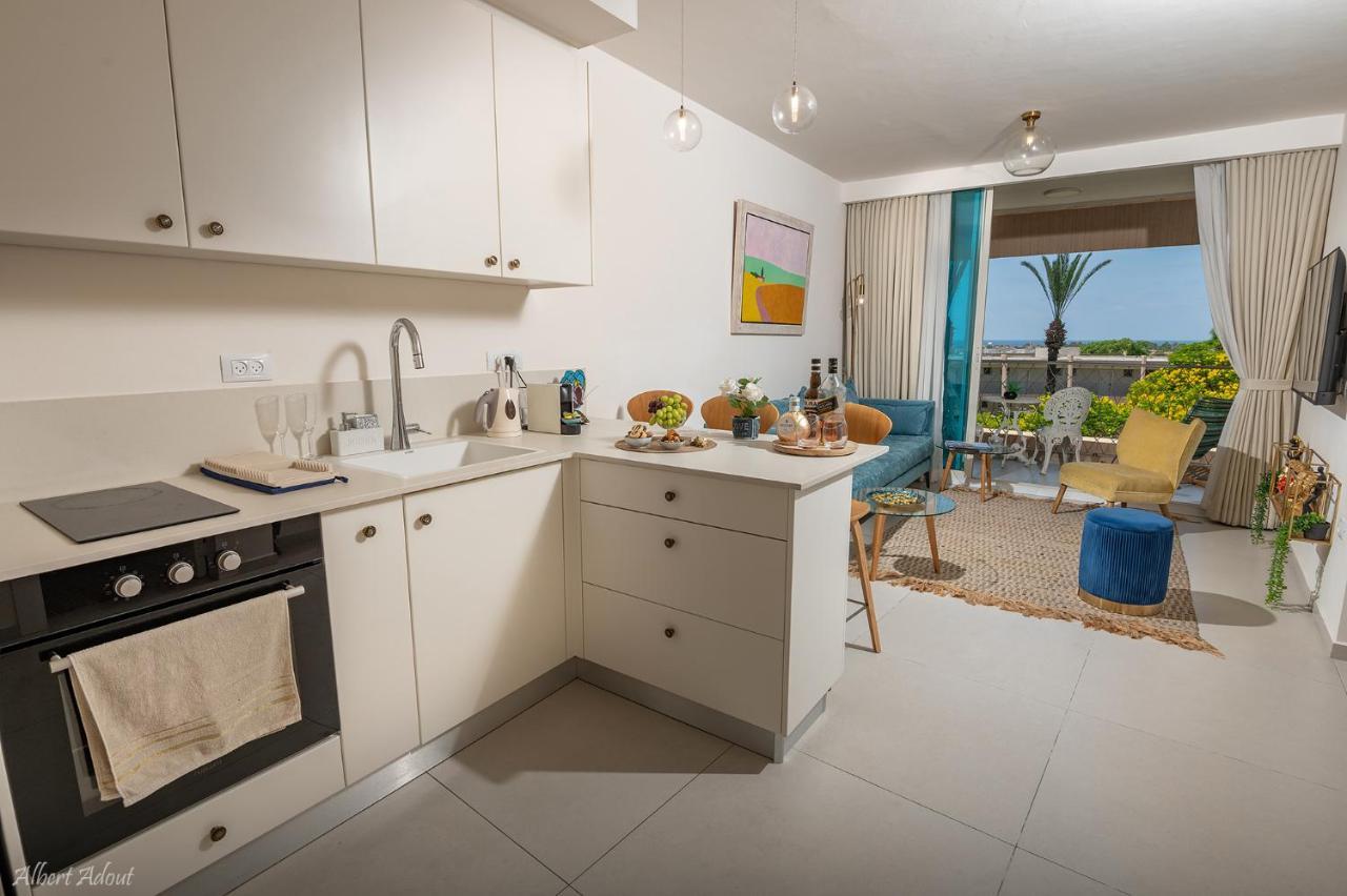 Mina'S Suites - קיסריה Bagian luar foto