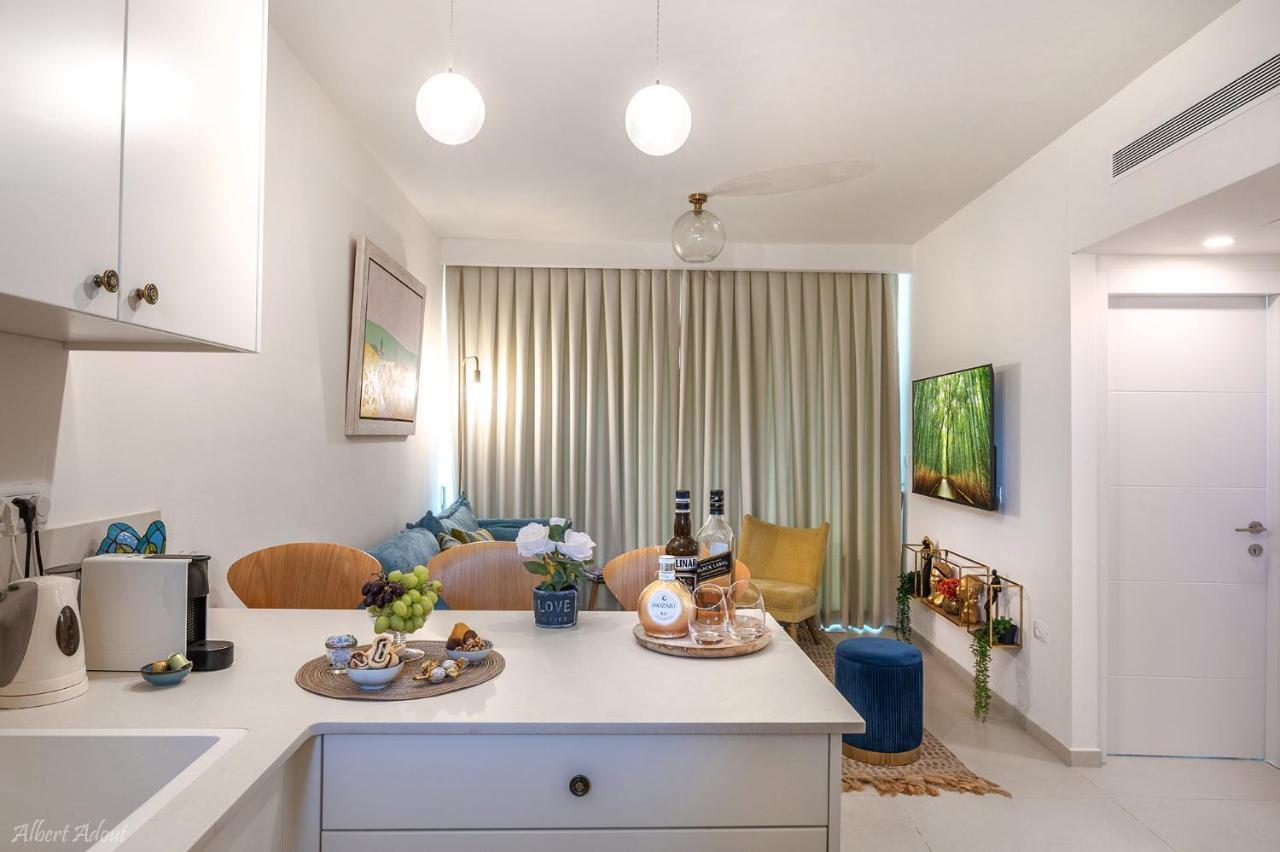 Mina'S Suites - קיסריה Bagian luar foto