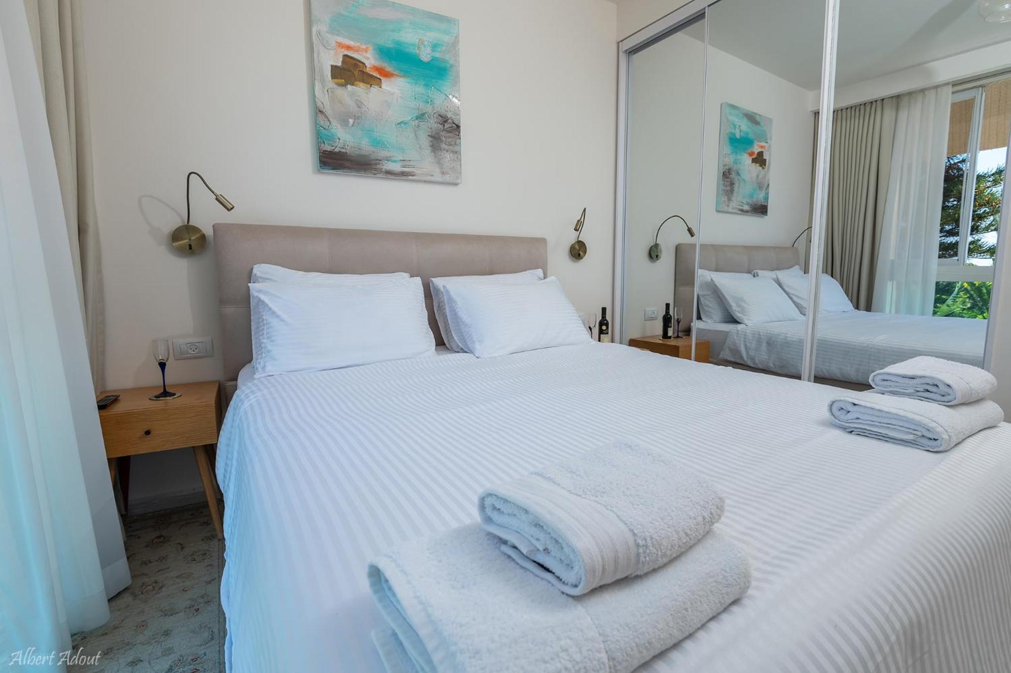 Mina'S Suites - קיסריה Bagian luar foto