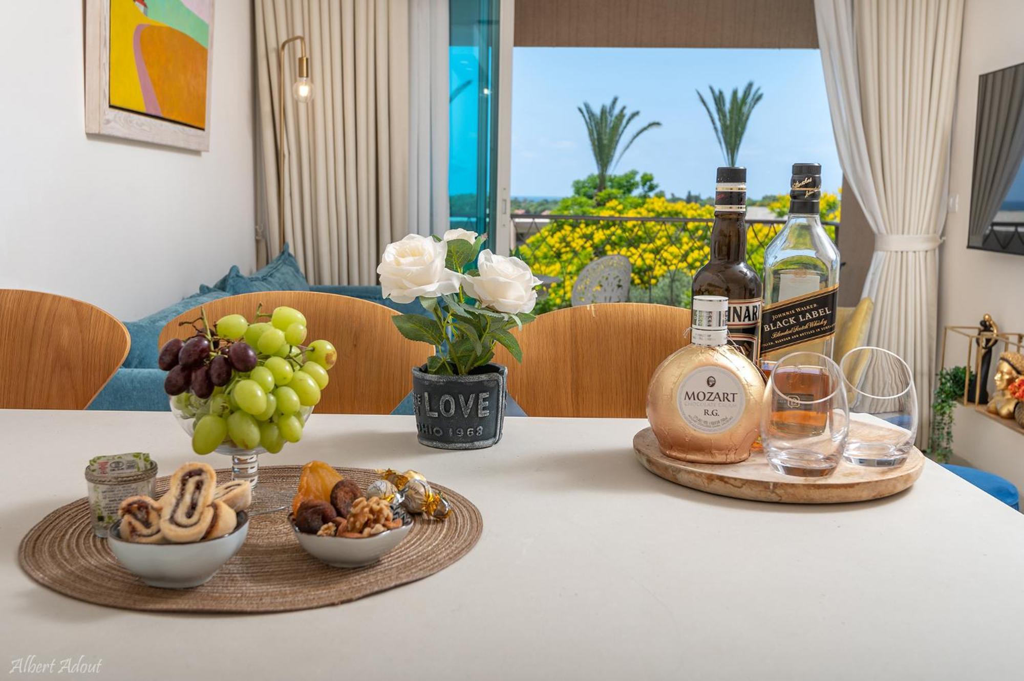 Mina'S Suites - קיסריה Bagian luar foto
